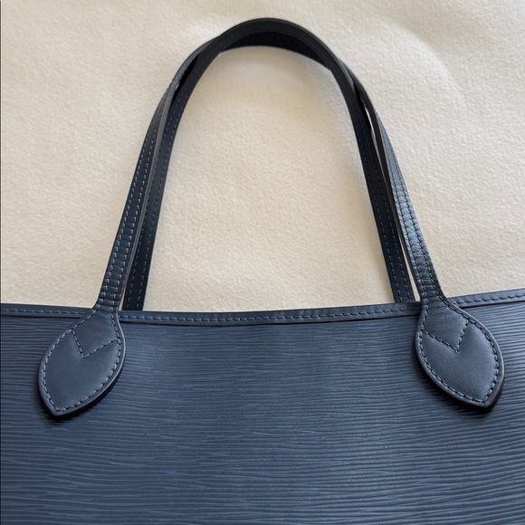 Louis Vuitton
Epi Neverfull MM w/Pouch - Picture 15 of 17